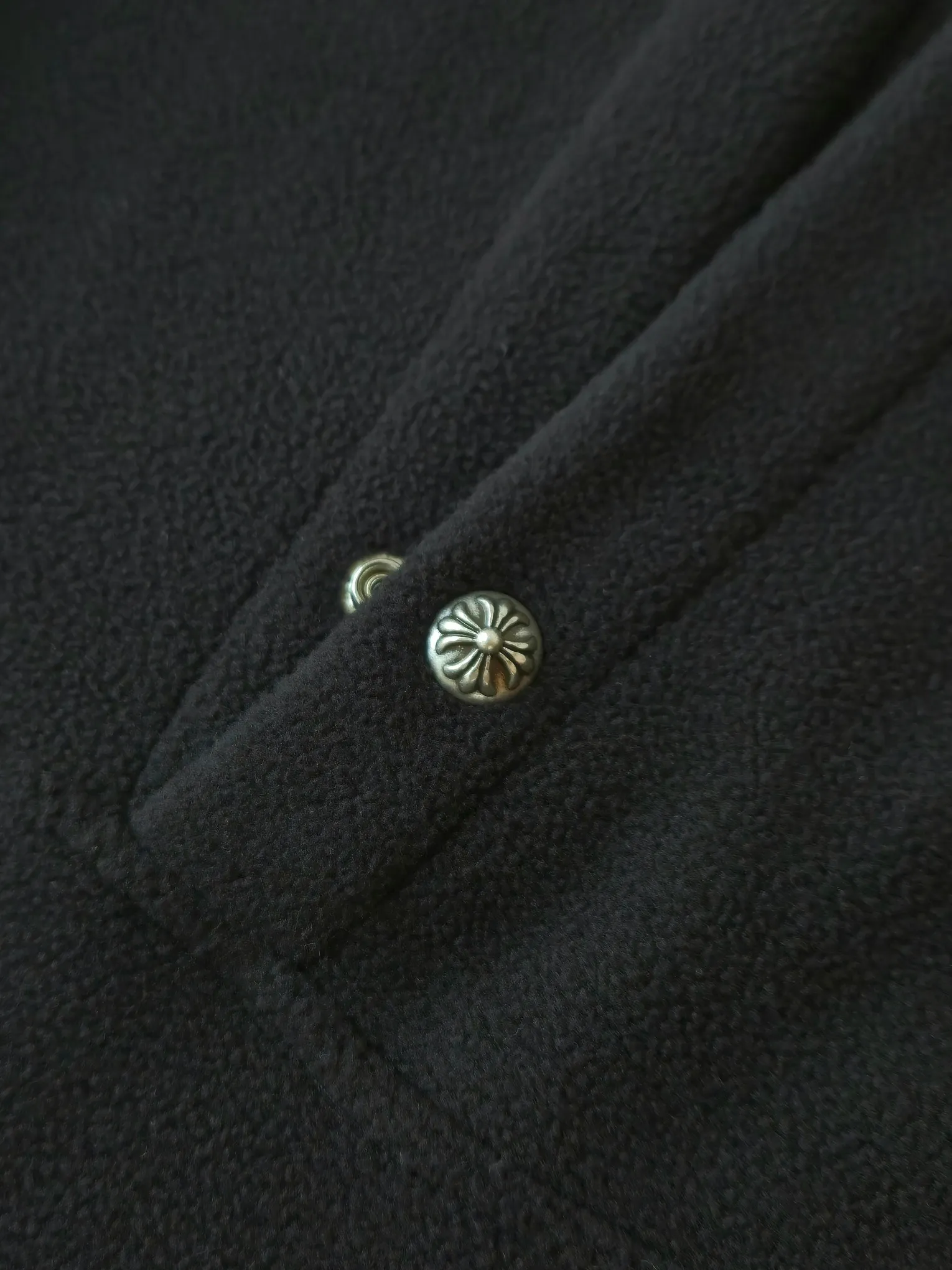 P420 Embroidered double-sided brushed polar fleece hooded sweatshirt is rare in Chrome Heart's selection of materials. It uses terry and brushed fabrics to make it softer and warmer. Classic horseshoe embroidery on the chest. Made of imported lambskin. The crusader flower snap buttons on the collar and the melon beads on the hem are all genuine antique silver. Size S M L
